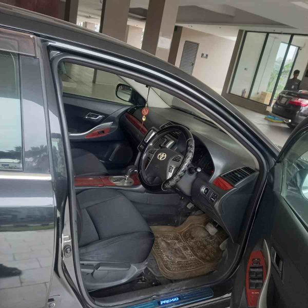 Toyota Premio একটি অসাধারণ গাড়ি যা আপনার দৈনন্দিন প্রয়োজনে এবং পরিবারের জন্য উপযুক্ত